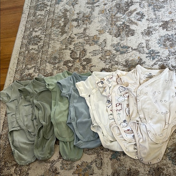 H&M set of baby onesies in green and cream - Picture 1 of 1